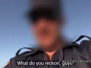 Padirbtas policininkas su didžiulis narys dulkina femme fatale apie as paplūdimys