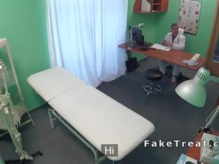 Dottore cums su pazienti culo da dietro