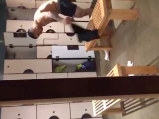 Nahý latino před sprchový vyzvědač