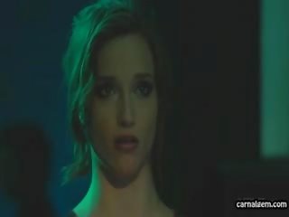 Две lesbiann момиче вървя в а клуб