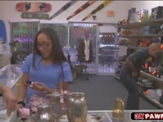 लाटीना damsel साथ ग्लासस हो जाता है उसकी ढका हुआ में कम