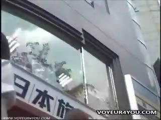 Японська дочка під спідницею трусики таємно videoed