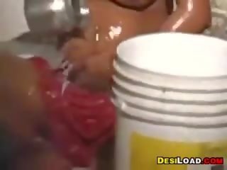 Guardare suo farsi il bagno