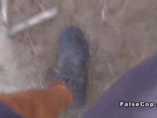 Padirbtas policininkas gauna gilus gerklė apie as paplūdimys