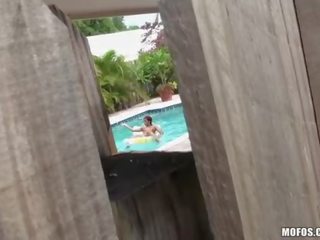 Nakakaakit tinedyer binubutasan sa pamamagitan ng luma tao