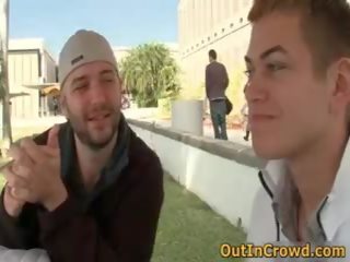 Ilus twink imeb ja saab keppimine sisse avalik 2 poolt outincrowd