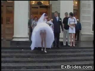 Başlangyç gelin adolescent gf ýalaňaja seredýän ýubkasyny jyklamak exgf aýaly lolly pop toý gurjak jemagat öňünde real göt kolgotki neýlon ýalaňaç