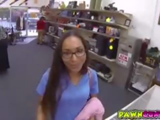 Desiring νοσοκόμα fucks στο ο pawnshop για λεφτά