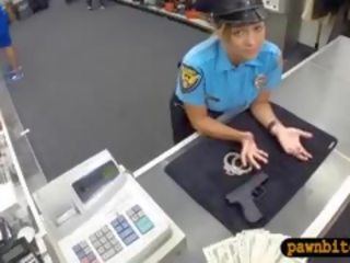 Policja oficer pawns jej mufka i pieprzony przez gorące do trot pawn człowiek