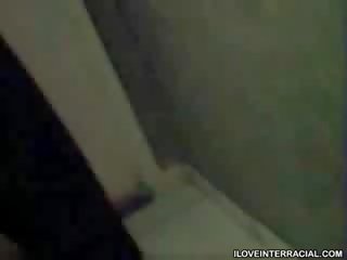 烏木 男人 在 前 的 鏡子