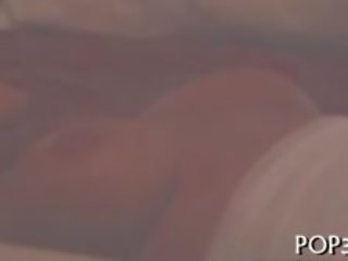 ساحر في سن المراهقة يوسع لها الساقين إلى فم