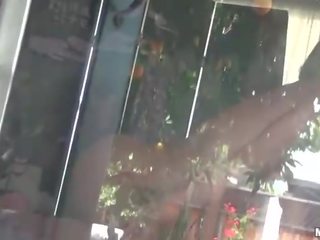 Mlada ženska je zabava ob in seksa