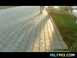 Mammīte uz papēži walking mājas