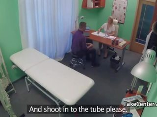 センセーショナル 看護師 助け 男 へ 精液