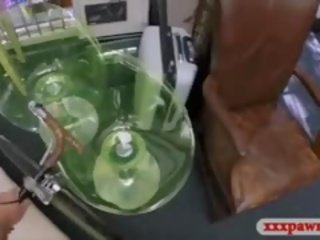 Atractiv draguta tis blondie drăguță sells ei marfă și inpulit