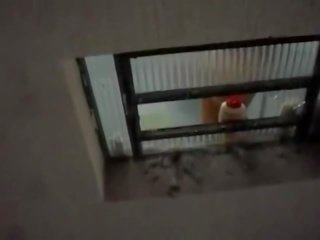 Downstairs 隣人 キャッチ ヌード で シャワー ととも​​に カム