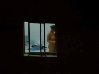 Šnipinėjimo mergina kitas durys