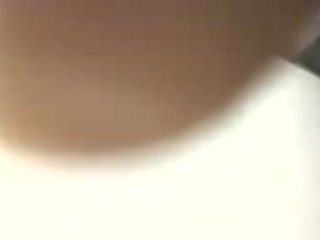 Caméra espion captures ado couple baise en toilettes