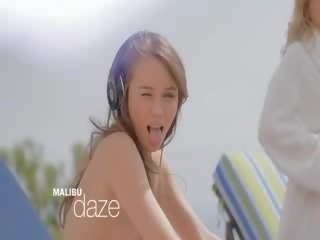 רעב הדוקה בלונדינית לפני