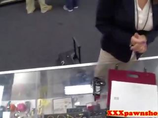 巨乳 办公室 摩洛伊斯兰解放阵线 pawns 她的 湿 箱 为 现金