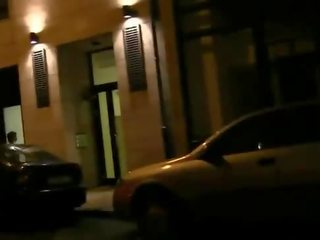Ragazzo raccolto su giapponese pupa su il strada per cazzo