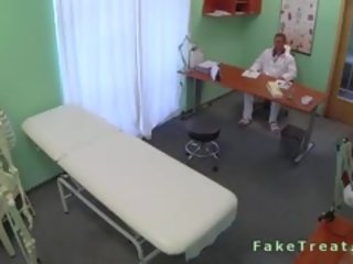 假 醫 practitioner 給 他的 seed 到 誘人的 褐髮女郎 病人