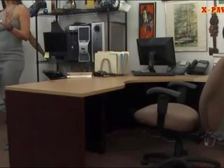 Delightful diosa sells su cello y cerrado de golpe