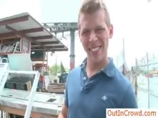 Construction কর্মী পায় চুষা মধ্যে গন দ্বারা outincrowd