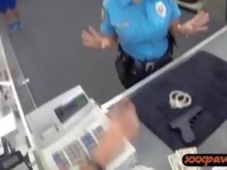 Fiatal nő rendőr tiszt jelentkeznek szögezték -ban egy pawnshop hogy pénzt keres készpénz