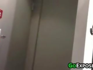 傑出した 若い 女性 ととも​​に 魅力的な ショートパンツ