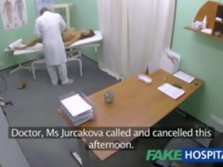 Fakehospital מעולה damsel עם גדול פטמות מקבל רופאים טיפול