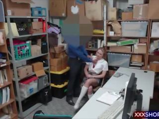 困惑 青少年 shoplifter 亂搞 同 一 guard 為 她的 freedom