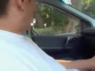 Timid lassie molested în masina