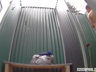 Luxury buhok na kulay kape bata babae sa pul dutsa