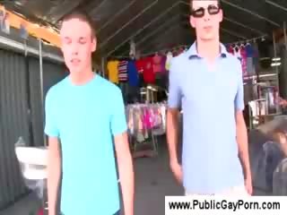 Gay juveniles memeriksa setiap lain daripada