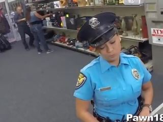 Pulis officer comes sa pawn tindahan
