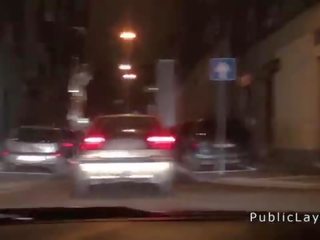 Mlada ženska šef stavke pov v avto trgovina za denar