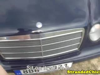 Hitch hiking blondīne amatieri pusaudze fucked par automašīna