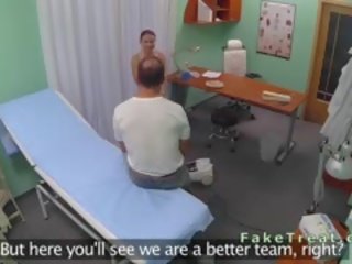 חובש זיונים אחות ו - ניקוי נערה