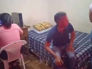 Mi hermanastra tidak saya deja jugar salah video juegos&colon; nuestra madrastra nos saca de la computadora y yo saya follo sebuah mi hermanastra mientras ella tidak nos puede ver&comma; casi nos pillan