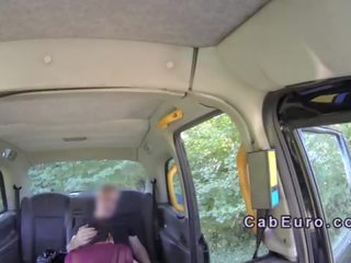 Nakatungo sa ibabaw baguhan bangs pekeng taxi drayber panlabas