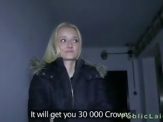 Groovy blond tussu ja kõri perses sisse avalik kelder