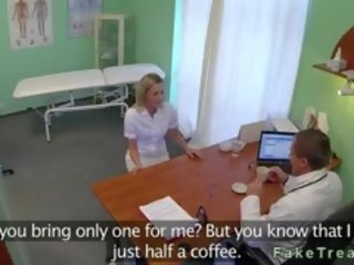 חוּשָׁנִי בלונדינית אחות מזוין על ידי specialist ב שלו משרד