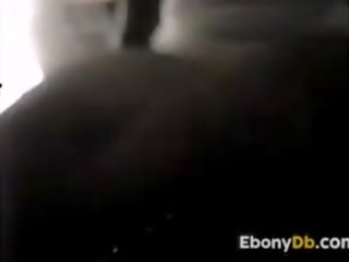 Gorda negra jovem fêmea obtendo fodido