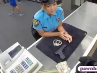 Mamalhuda polícia oficial fodido por penhor homem para ganhar extra dinheiro