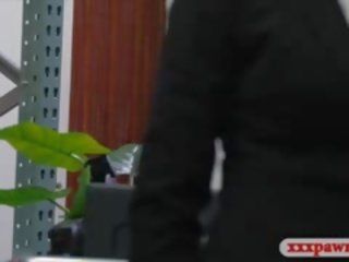 Provokativno milf razbil s pawn moški da zaslužite a chunk od denar