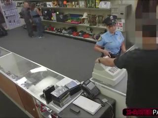 Attractive rendőr tiszt akar hogy pawn neki dolog ends fel -ban a iroda