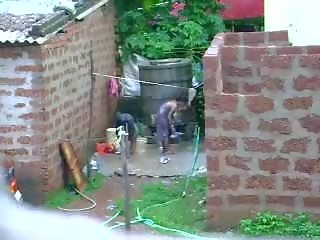 Watch This Two marvellous Sri Lankan lady Getting Bath In Outdoor