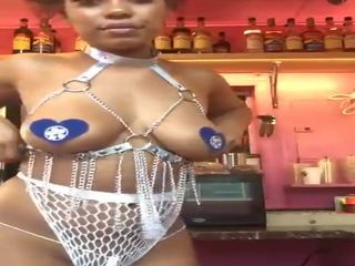 খোলামেলা আবলুস barista দেখাচ্ছে সব, বিনামূল্যে এইচ ডি রচনা সিনেমা 81