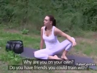 Amatore brune qirje në the pyll jashtë